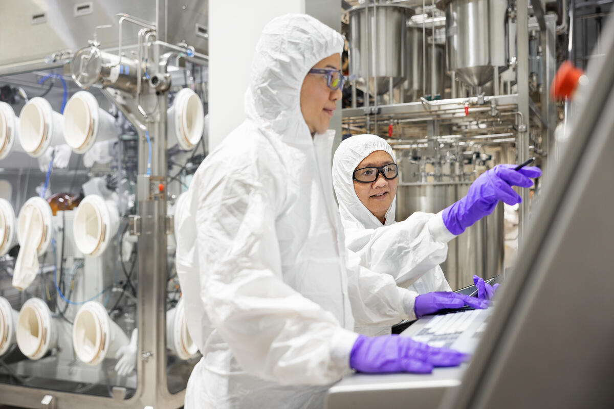 Two scientists in a lab