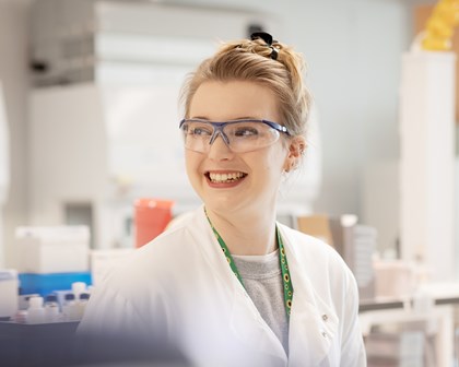 annual report 2022 pdf scientist in the lab