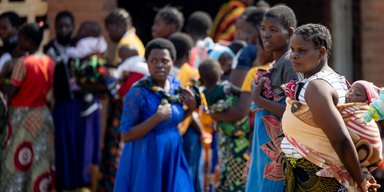 Women carrying children in Malawi
