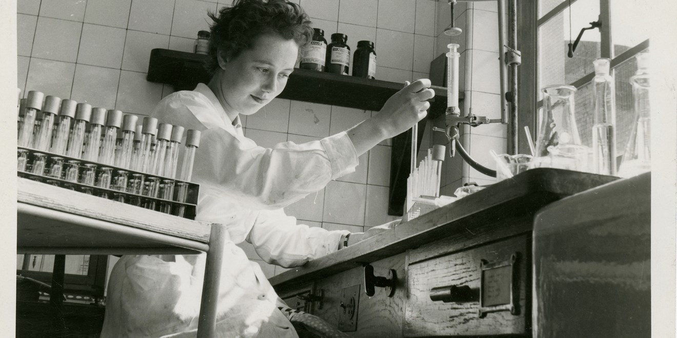 scientist manufacturing penicillin in 1940